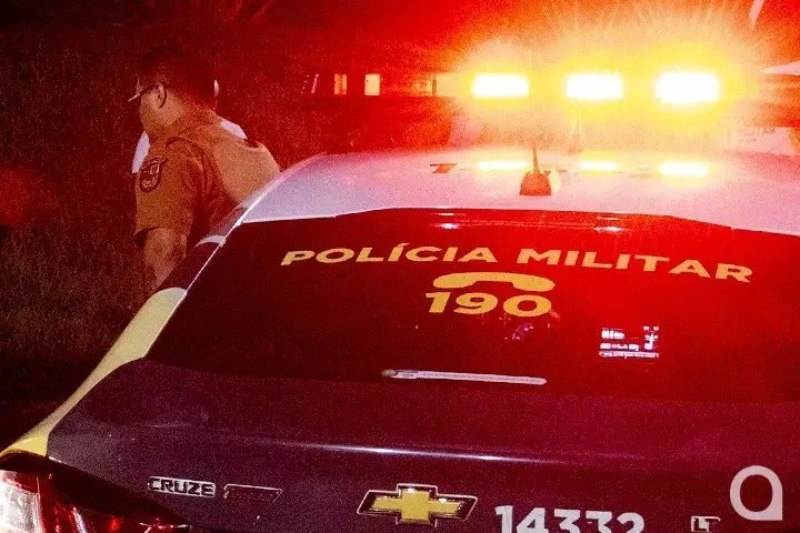 Foto de policial e viatura da PM para ilustrar a matéria sobre um homem que foi preso por ameaçar a companheira em Altônia.