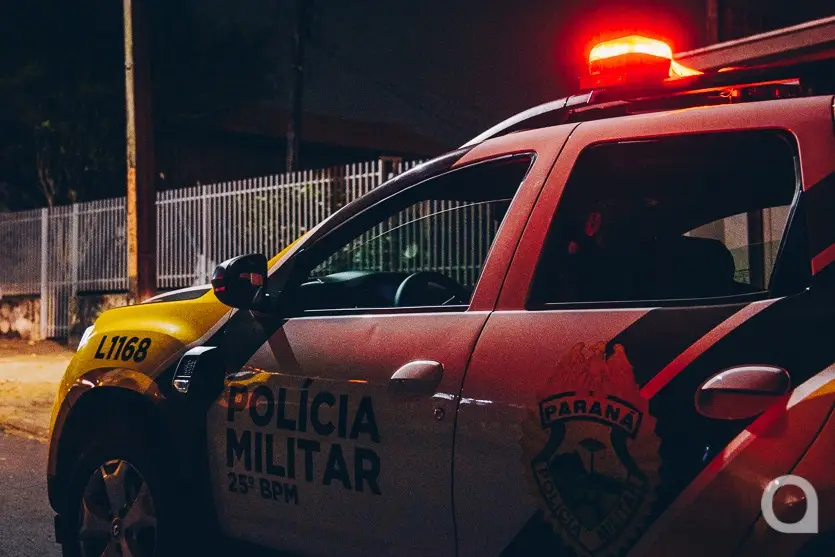 Foto da viatura da PM em frente a uma casa para ilustrar matéria em que o homem foi encontrado morto em Altônia.