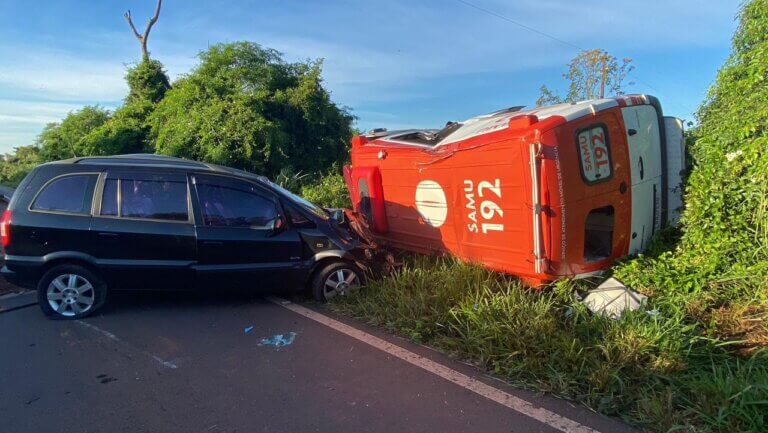 Ambulância do Samu capota após batida com carro na rodovia PR-082