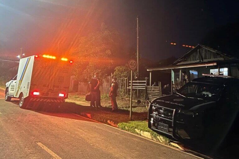 Local do confronto entre a PM e um suspeito de tráfico de drogas em Icaraíma. Há policiais e o IML na frente da casa.