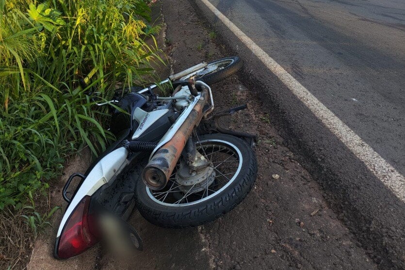 Foto da moto do motociclista vítima de uma colisão transversal na PR-082.