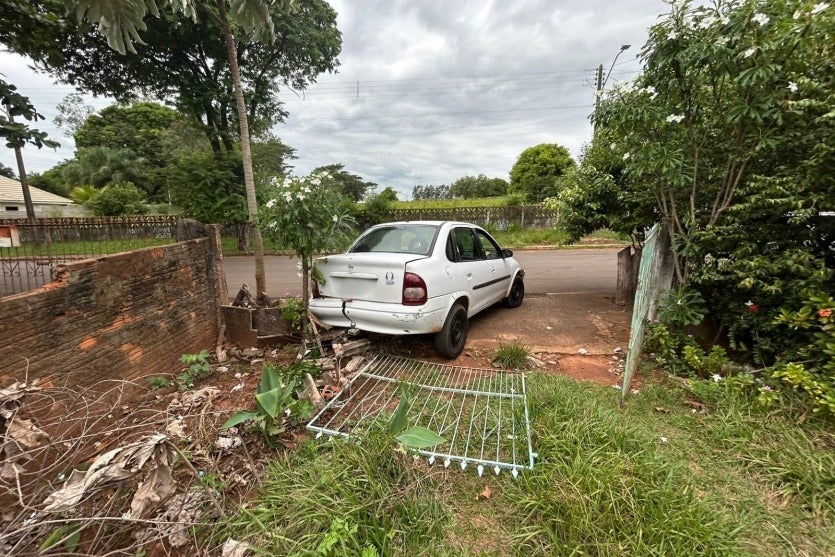 Foto do corsa envolvido na colisão frontal em Altônia próximo a um portão atingido na batida. Motorista estava embriagado.
