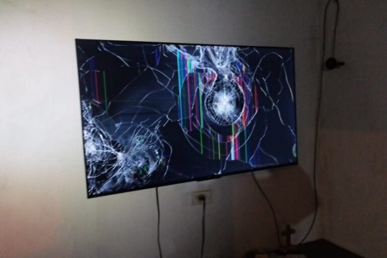 TV quebrada na casa da mulher que foi internada após ser agredida na Estrada Jaborandi, em Umuarama.