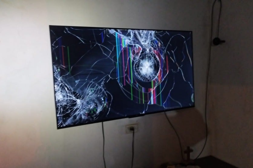 TV quebrada na casa da mulher que foi internada após ser agredida na Estrada Jaborandi, em Umuarama.