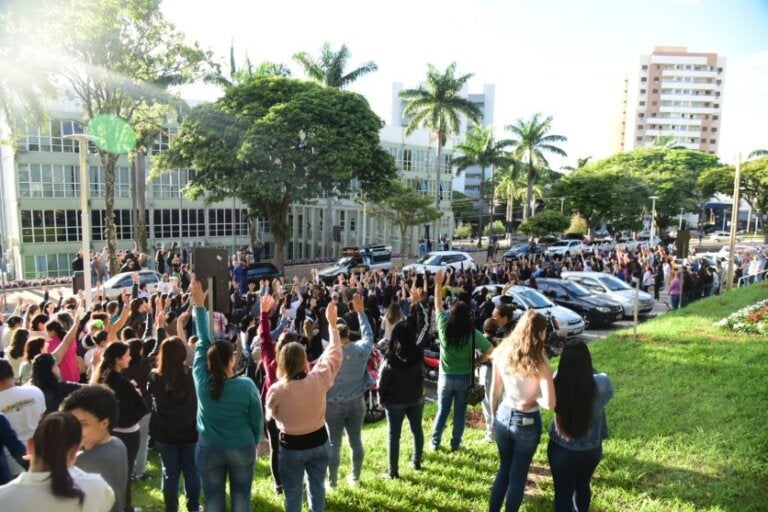 Várias pessoas participando da manifestação dos servidores públicos de Umuarama organizados em frente ao Paço Municipal de Umuarama.