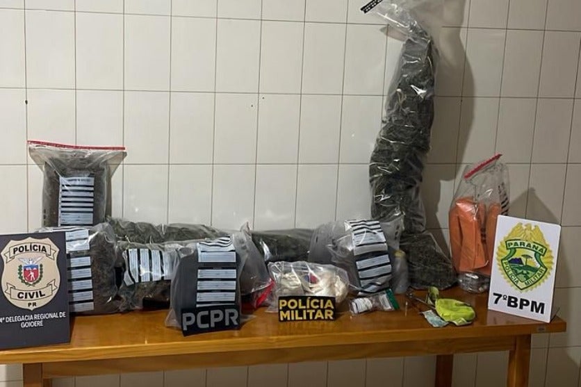 Materiais recolhidos durante uma grande apreensão de drogas em uma casa desocupada em Moreira Sales. Materiais estão ensacados e sob uma mesa do 7º BPM.