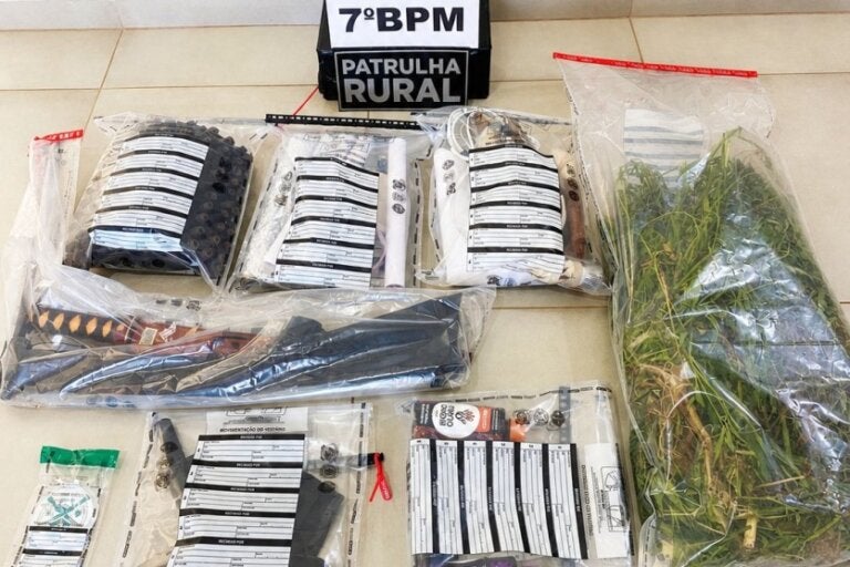 Materiais apreendidos durante a ocorrência envolvendo uma plantação de maconha encontrada em Goioerê. Objetos estão ensacados.