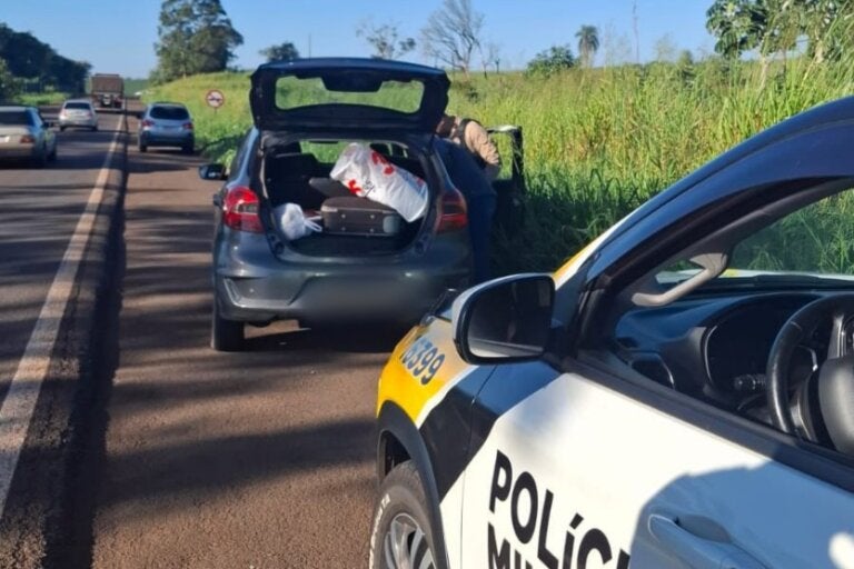 Viatura da PRE próxima ao carro do condutor que foi preso por embriaguez ao volante na PR-323 em Perobal.