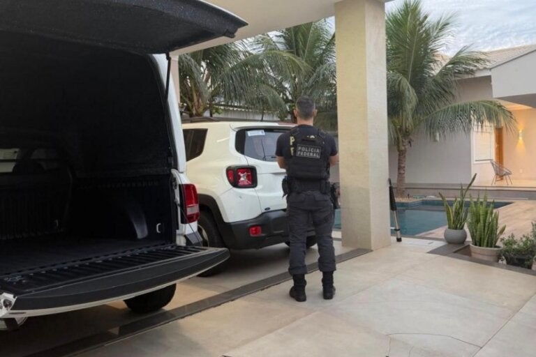 Foto de um policial em um dos locais de cumprimento de mandado da Operação Reditus, em Guaíra.