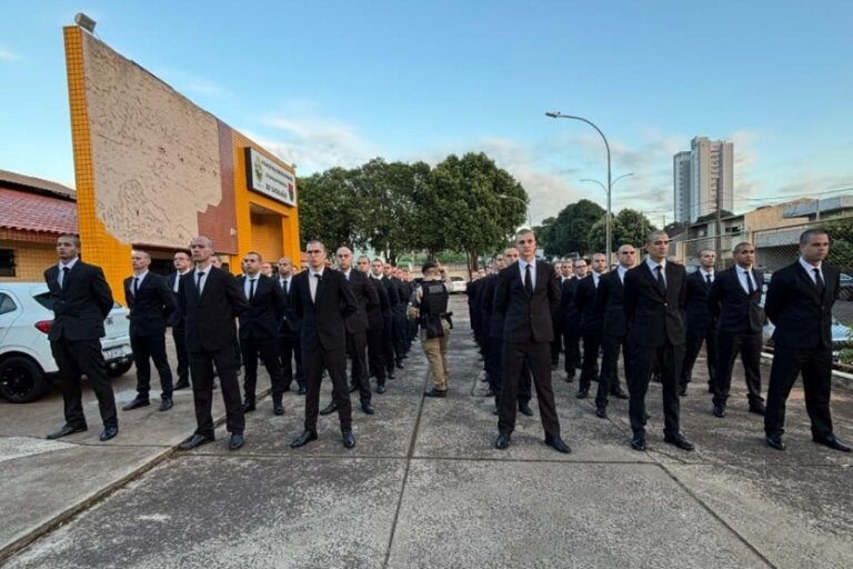 Foto dos novos alunos-soldados que farão parte do curso de formação no 25º Batalhão da Polícia Militar (BPM), em Umuarama.