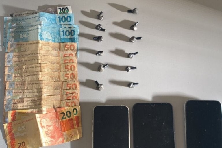 Porções de cocaína, dinheiro e celulares apreendidos em Alto Piquiri durante a Operação Delivery II.