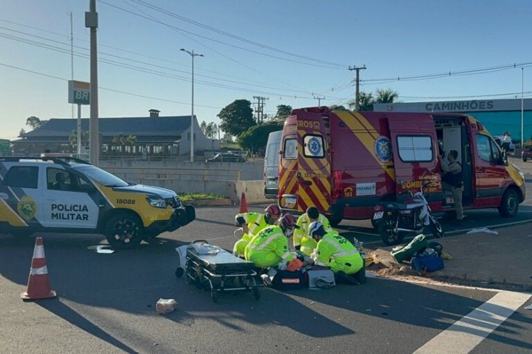 Vítima de colisão entre motos sendo atendida no viaduto da PR-323, em frente ao Posto Gauchão, em Umuarama.