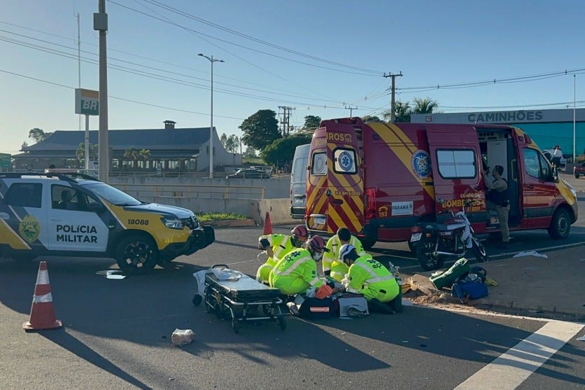 Vítima de colisão entre motos sendo atendida no viaduto da PR-323, em frente ao Posto Gauchão, em Umuarama.