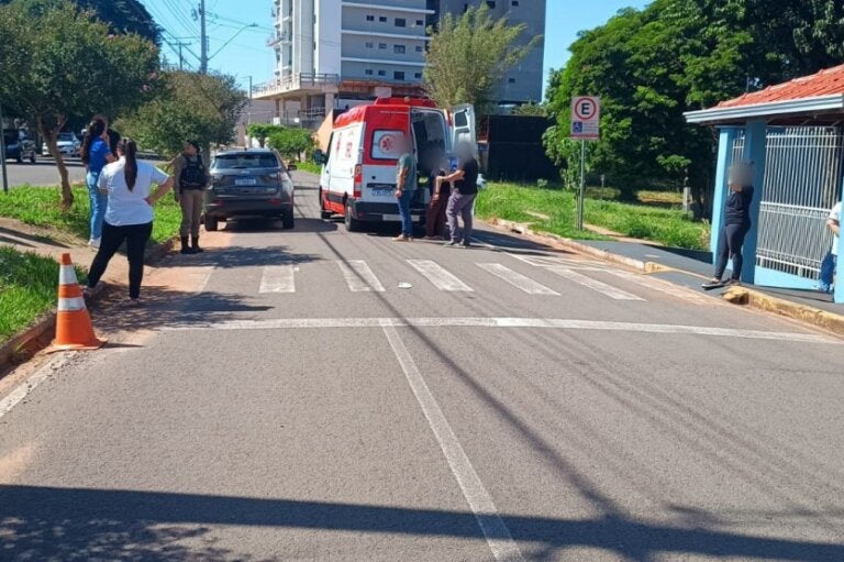 Foto do local do atropelamento de uma criança em frente a um colégio de Umuarama.