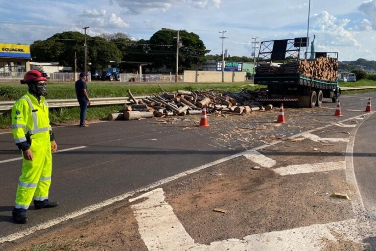Toras de eucalipto tombadas e interditando meia pista da PR-323, em Umuarama.