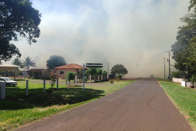 Fumaça decorrente do incêndio em uma vegetação em Altônia. Situação está próxima a uma residência.