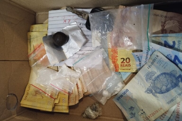 Drogas e dinheiro apreendidos de esquema de delivery em Umuarama.