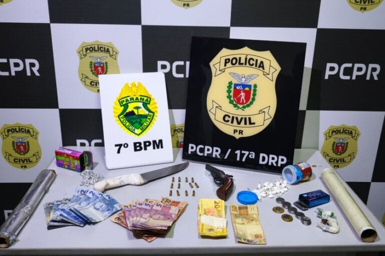 Drogas, dinheiro e arma apreendida em ponto de tráfico em Cruzeiro do Oeste.