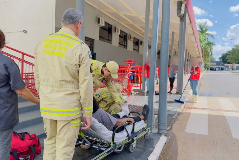 Corpo de Bombeiros atendendo mulher que caiu em escadaria na Unipar, em Umuarama.