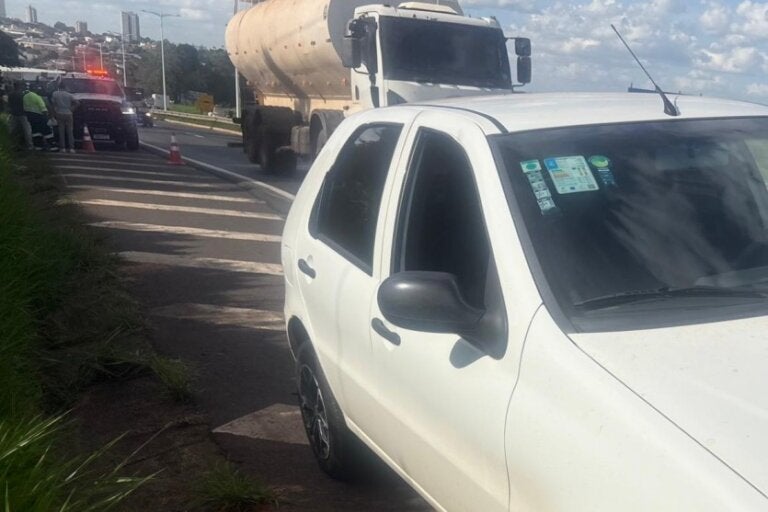 Foto da colisão lateral entre o automóvel e uma motocicleta na PR-323 em Umuarama.