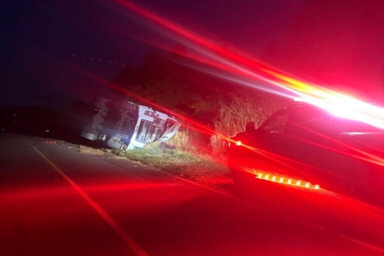 Foto noturna do caminhão tombado na PR-682 em Santa Eliza.