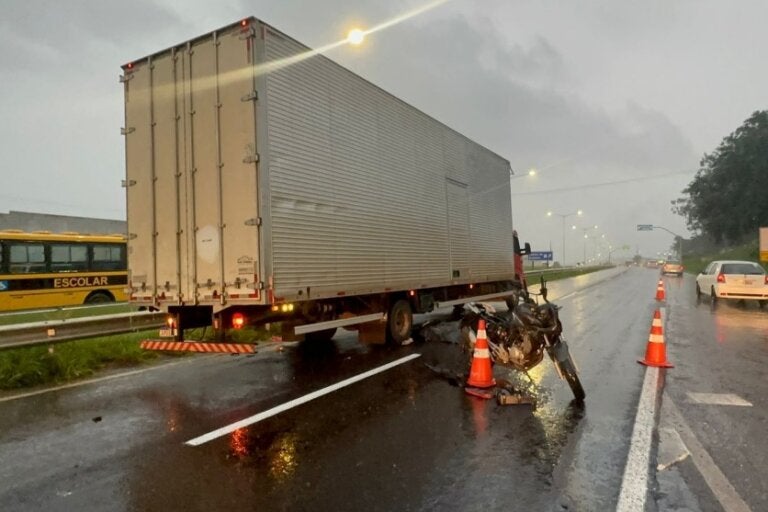 Foto da motocicleta e do caminhão envolvidos no acidente que resultou em um motociclista morrendo no trevo da PR-323 em Umuarama.