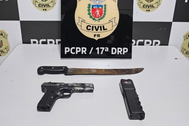 Facão e arma apreendidos com homem que invadiu casa e ameaçou a ex, em Cruzeiro do Oeste.