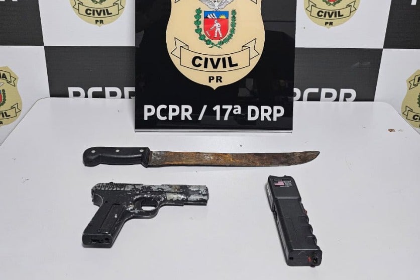 Facão e arma apreendidos com homem que invadiu casa e ameaçou a ex, em Cruzeiro do Oeste.