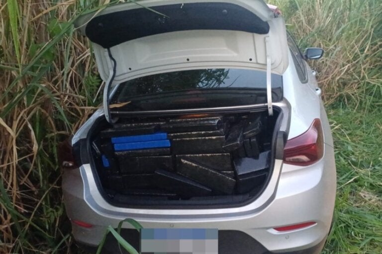 Carro de Umuarama "recheado" com maconha e apreendido em Londrina. Droga está no porta-malas do veículo em uma área de mata.