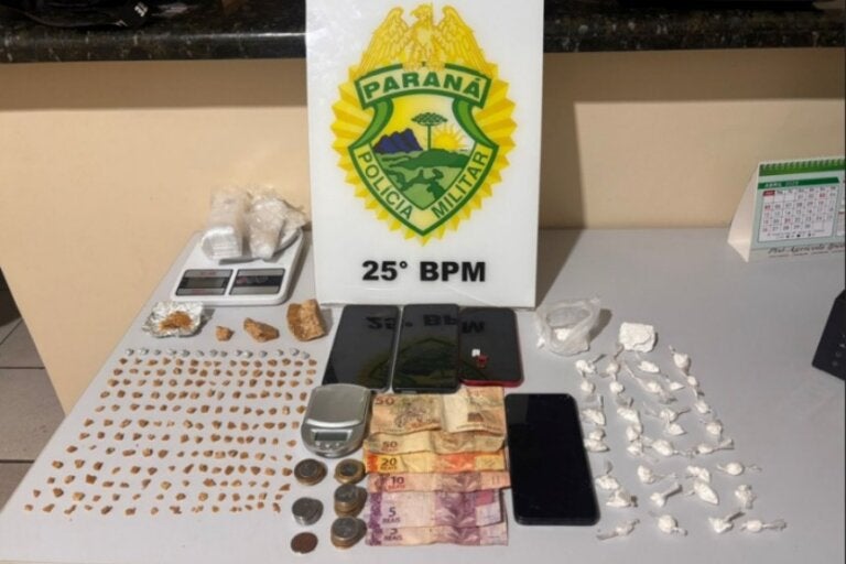 Crack e materiais ligados ao tráfico de drogas apreendidos em Iporã.