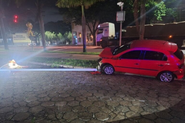 Foto do carro que bateu no poste no Parque Danielle, em Umuarama.
