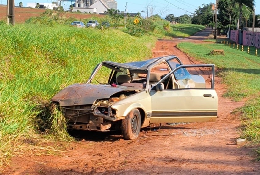 Na foto, o automóvel envolvido em um atropelamento com morte de uma mulher entre Umuarama e Mariluz.
