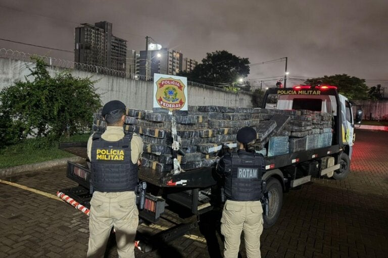Policiais militar e federal em frente ao caminhão apreendido com 5 toneladas de maconha no Paraná.