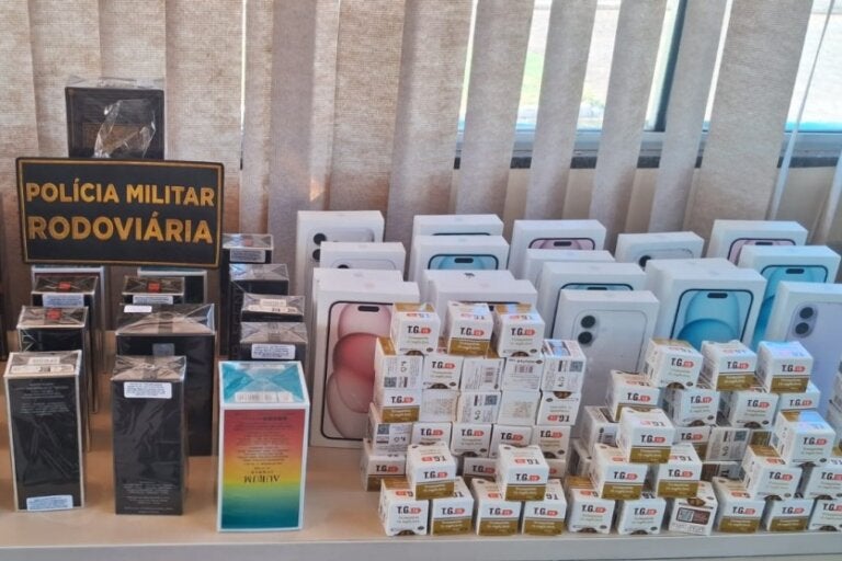 Celulares e emagrecedores apreendidos na PR-180.