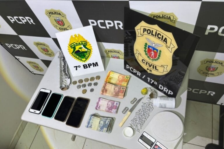 Materiais apreendidos durante a operação contra o tráfico de drogas em Tapejara. Mesa possui dinheiro, pedras de crack e celulares.