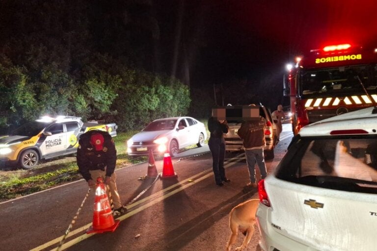 Foto da PRE e socorristas atendendo o acidente na PR-082, em Cianorte.