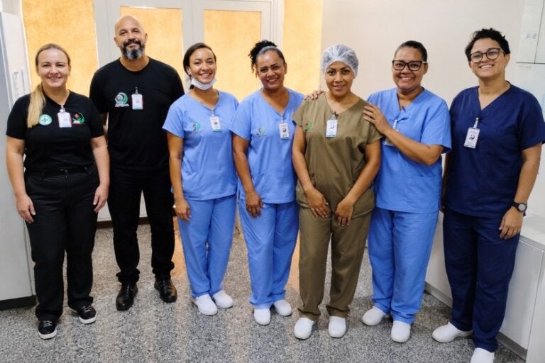 Equipe do Hospital Cemil reunida para dar início aos trabalhos do Abril Verde.