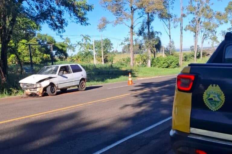 Foto do uno envolvido no acidente com vítima na PR-323 em Cianorte. Frente do carro está destruída.
