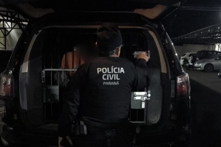 Foto do homem preso por tráfico de drogas dentro do camburão da PCPR, em Umuarama.