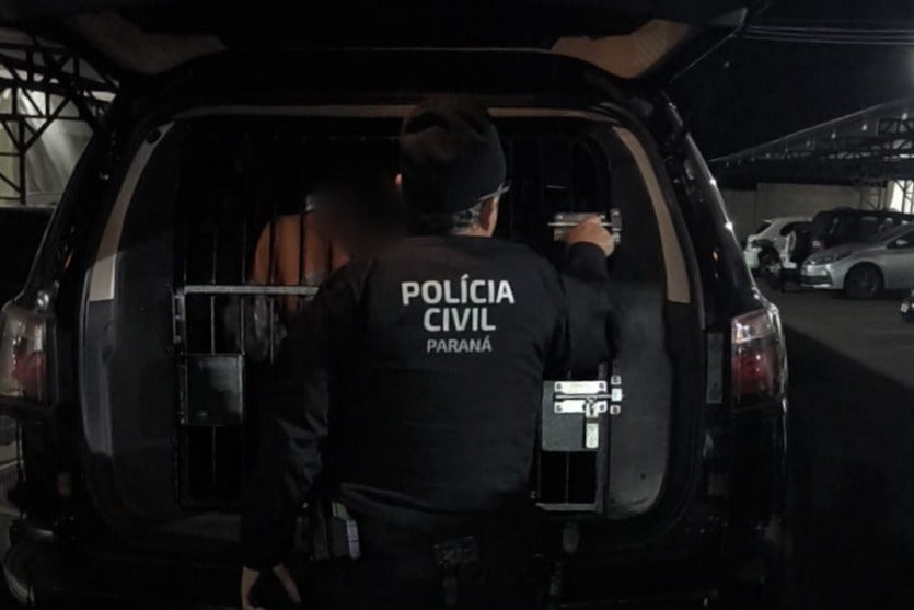 Foto do homem preso por tráfico de drogas dentro do camburão da PCPR, em Umuarama.