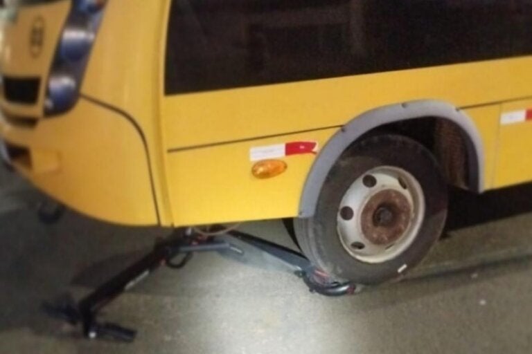 Foto do ônibus e do patinete envolvidos no acidente que deixou uma criança ferida em Brasilândia do Sul.