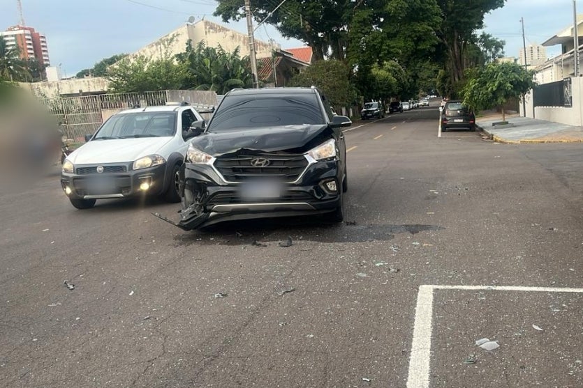 Carros envolvidos na colisão na Zona II de Umuarama.
