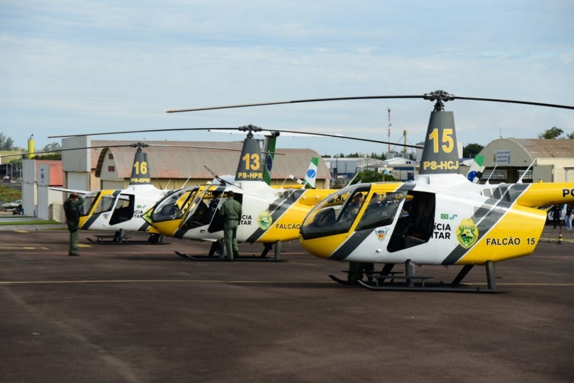 Helicópteros estacionados na base aérea da PM em Umuarama, inaugurada nesta quinta-feira (14).
