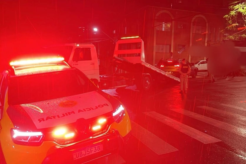 Local do acidente com 4 veículos no Centro de Umuarama. Viatura da PM e policial estão no local.