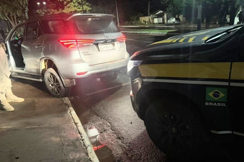 Hilux recuperada pela PRF após furto em Umuarama.