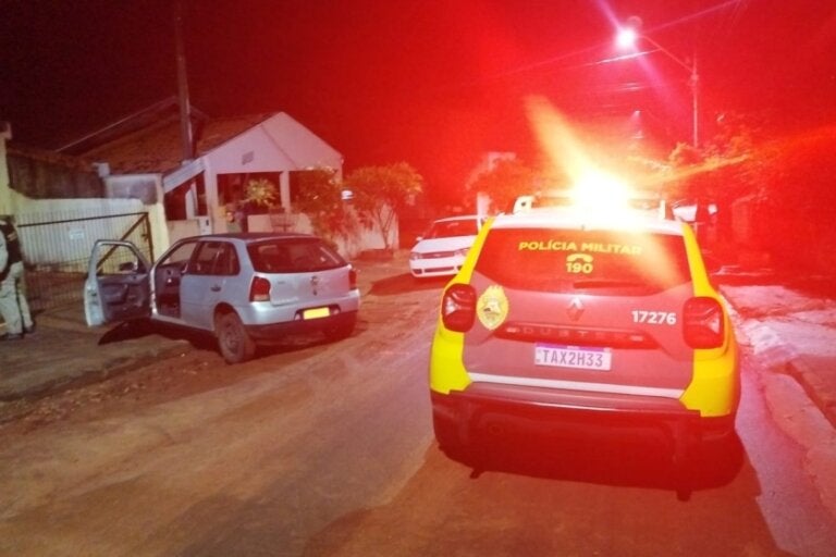 Viatura da PM ao lado do carro recuperado durante a Operação Sinergia em Perobal.