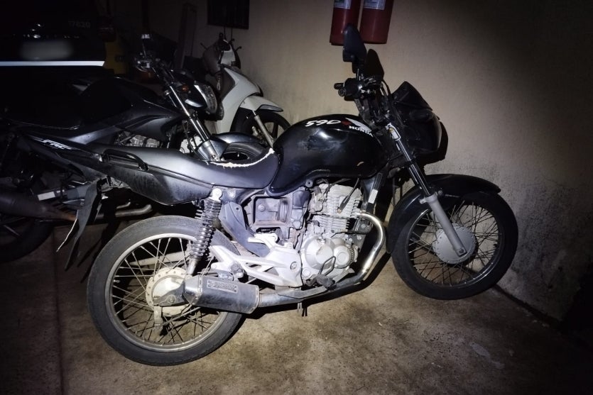 Foto da moto irregular recolhida pela PM em Umuarama.