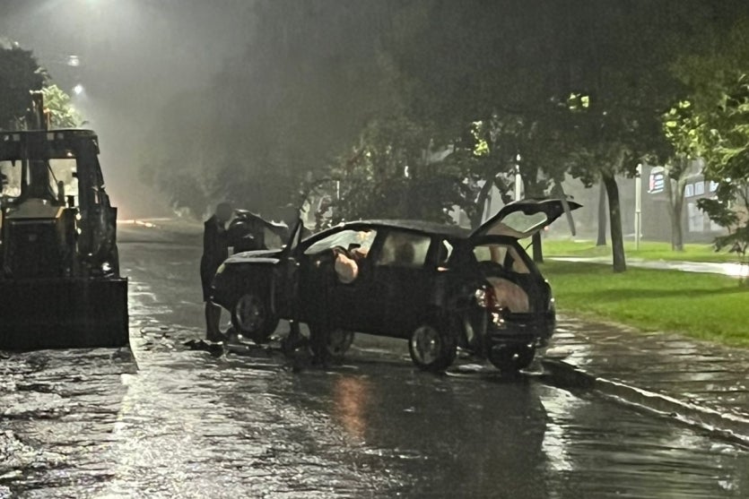 Carro e retroescavadeira envolvidas em colisão em Cruzeiro do Oeste.