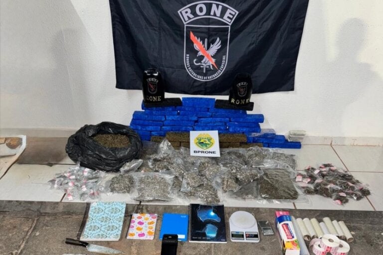 Drogas e materiais apreendidas pela Rone em Umuarama.