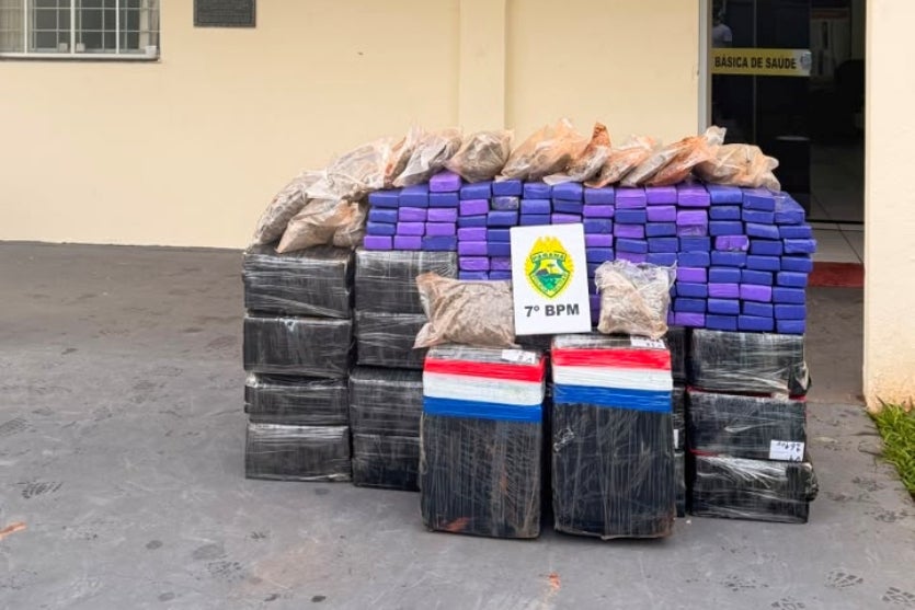Diversos fardos de droga apreendidos na PR-323 em Umuarama.